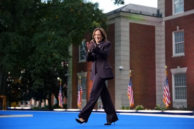 Kamala Harris لهذا ارتدي البنطلون!!!